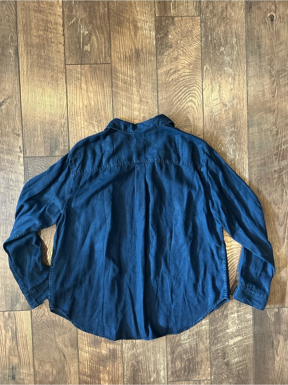 Levi's Women’s Dark Navy Button-Down Shirt - Picture 2 of 4